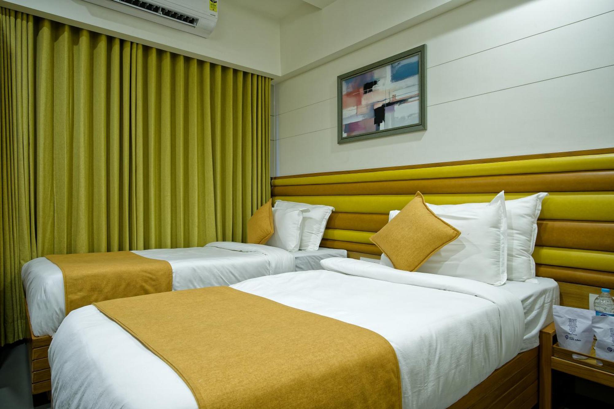 Hotel Lake Point Αχμπανταμπάντ Εξωτερικό φωτογραφία