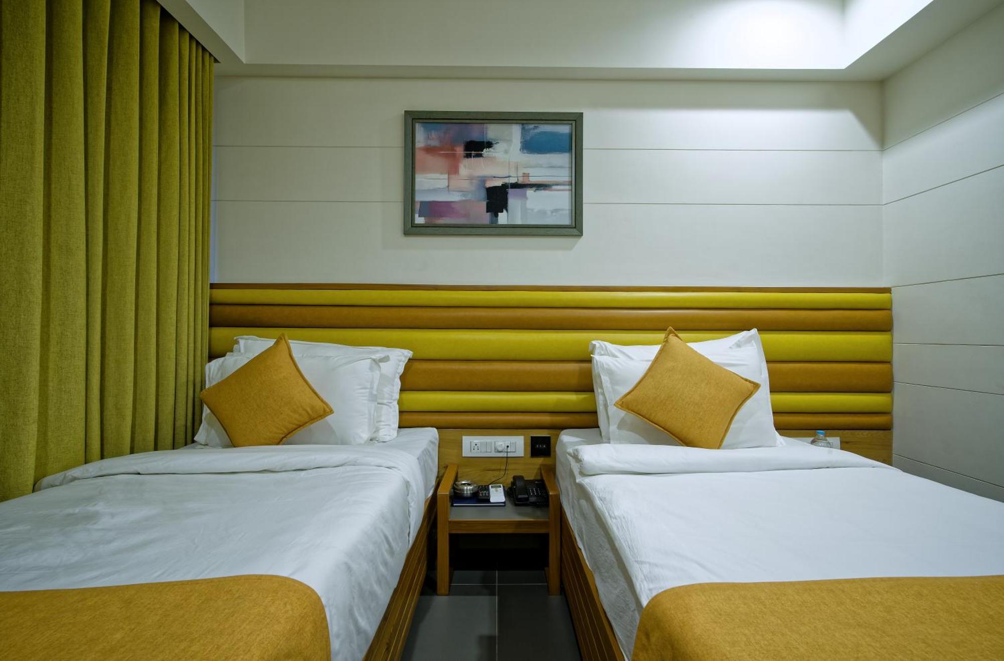 Hotel Lake Point Αχμπανταμπάντ Εξωτερικό φωτογραφία