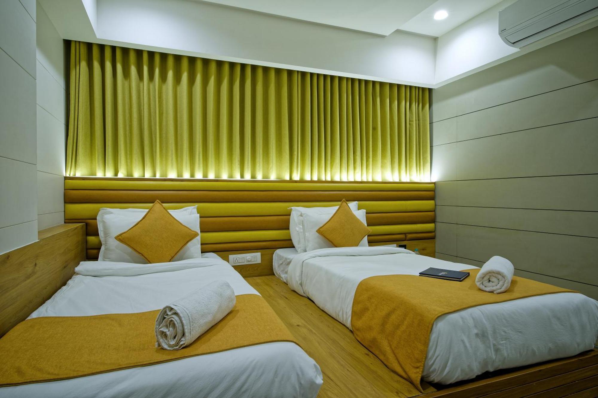 Hotel Lake Point Αχμπανταμπάντ Εξωτερικό φωτογραφία