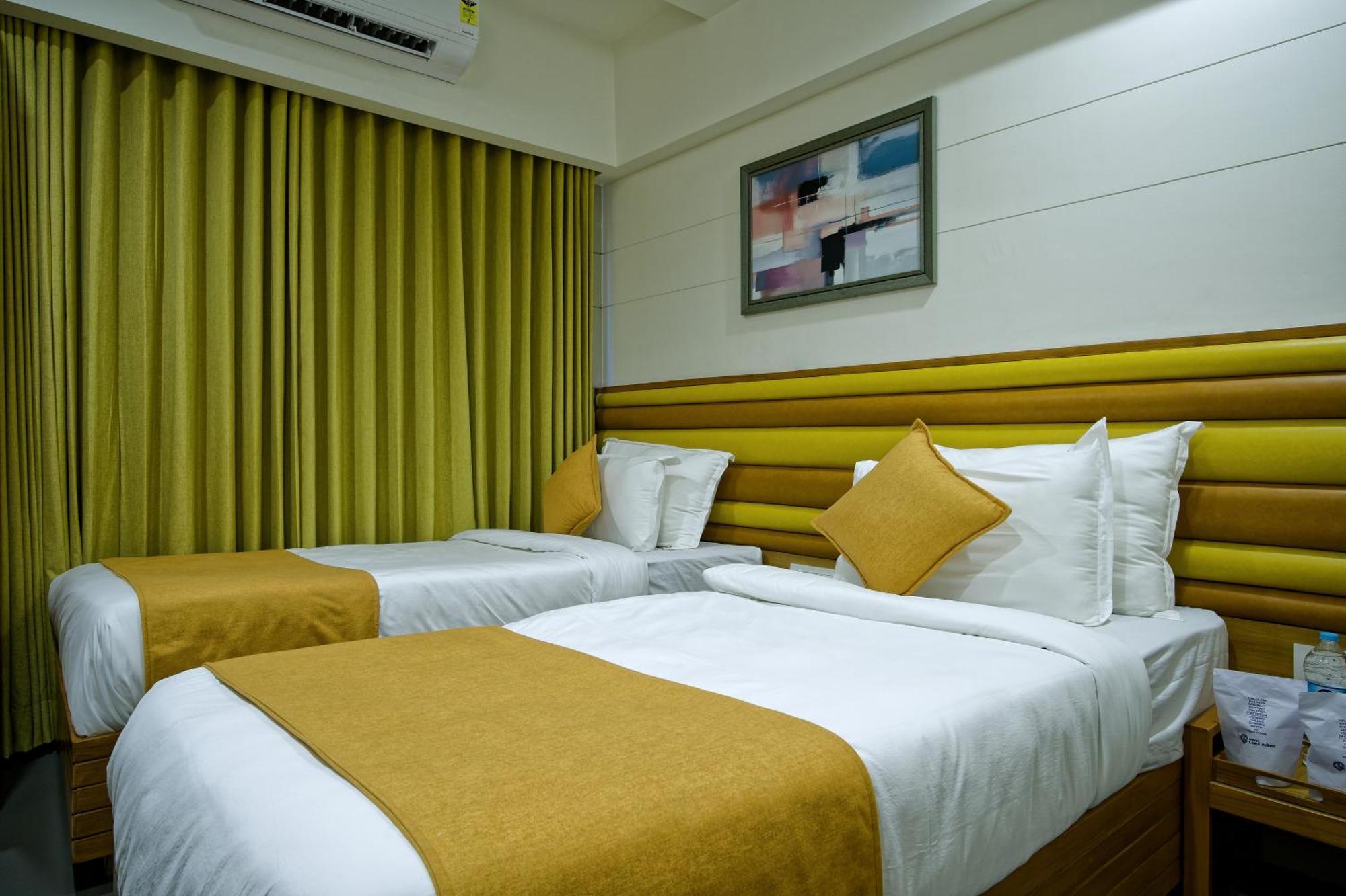Hotel Lake Point Αχμπανταμπάντ Εξωτερικό φωτογραφία