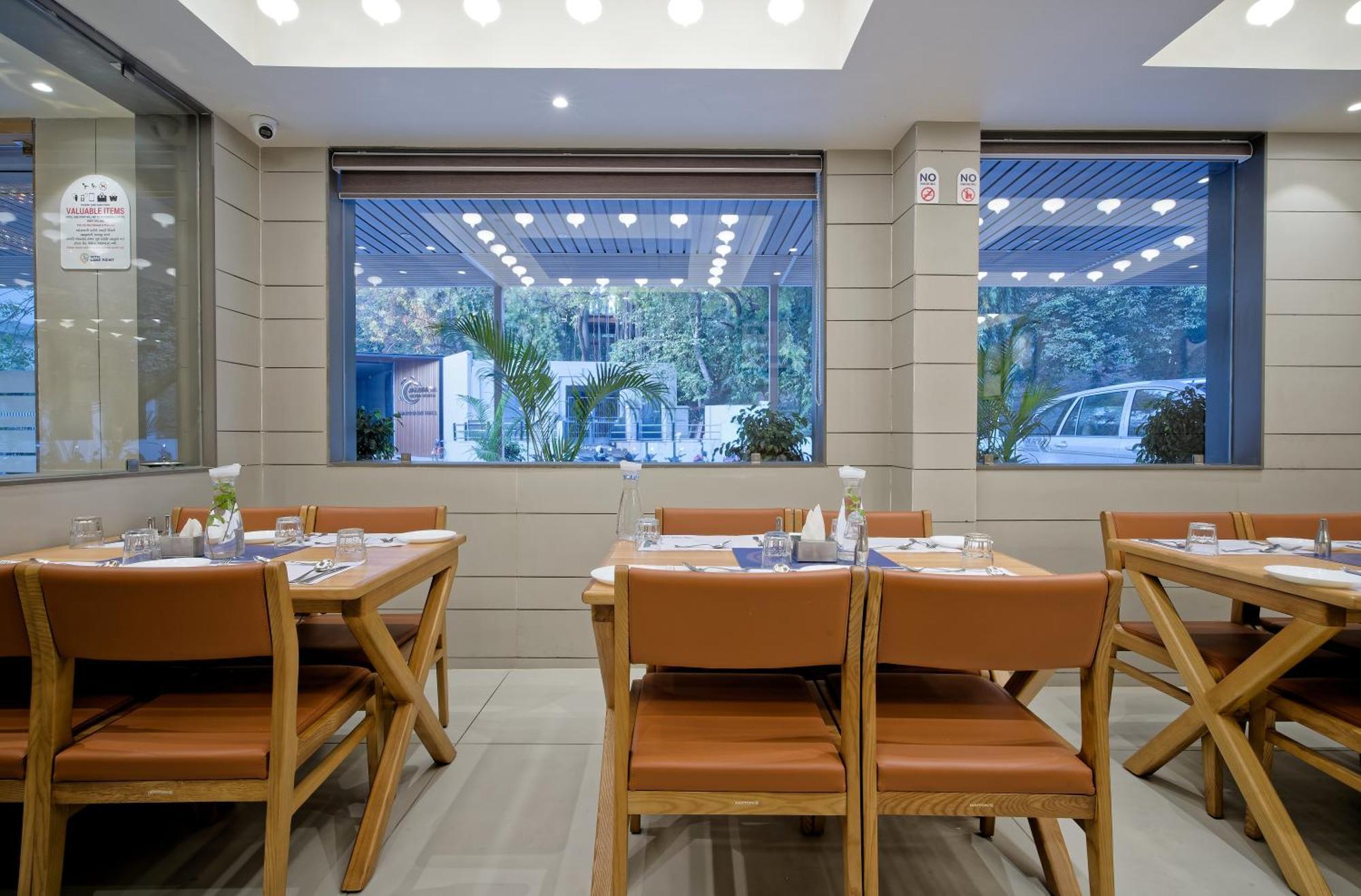 Hotel Lake Point Αχμπανταμπάντ Εξωτερικό φωτογραφία