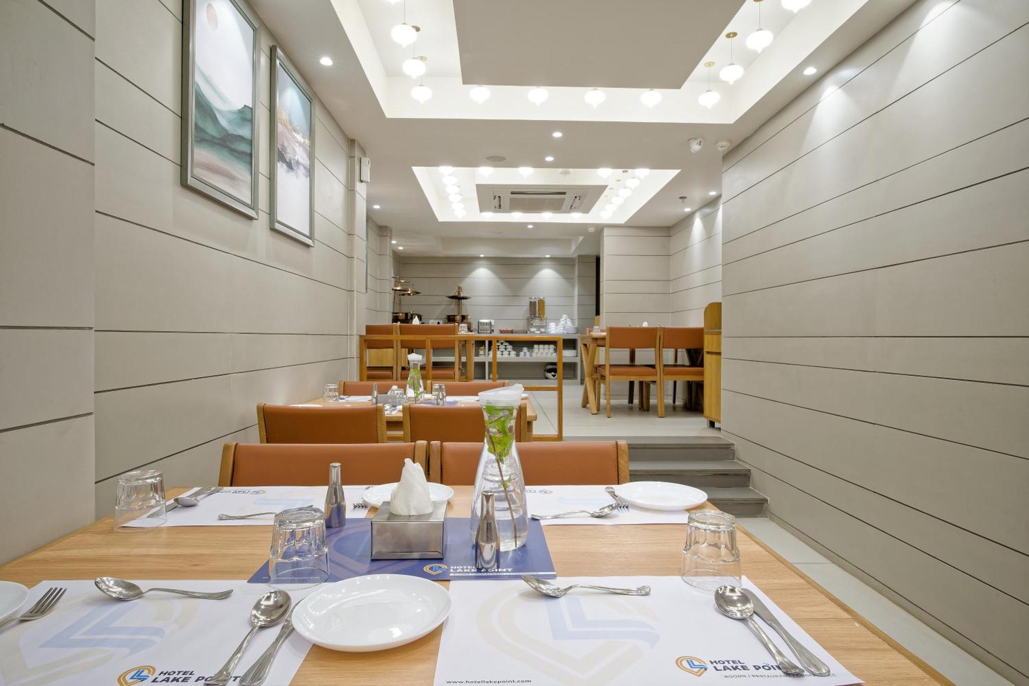 Hotel Lake Point Αχμπανταμπάντ Εξωτερικό φωτογραφία