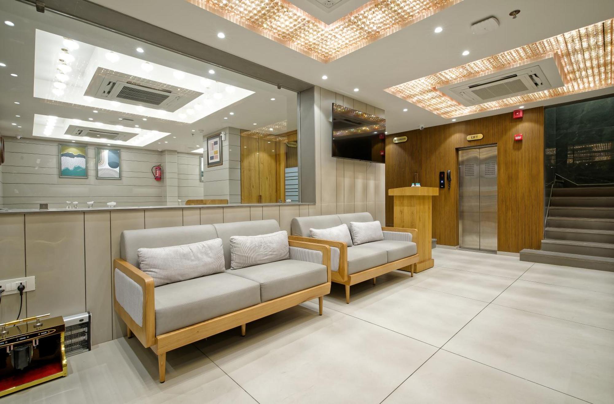 Hotel Lake Point Αχμπανταμπάντ Εξωτερικό φωτογραφία