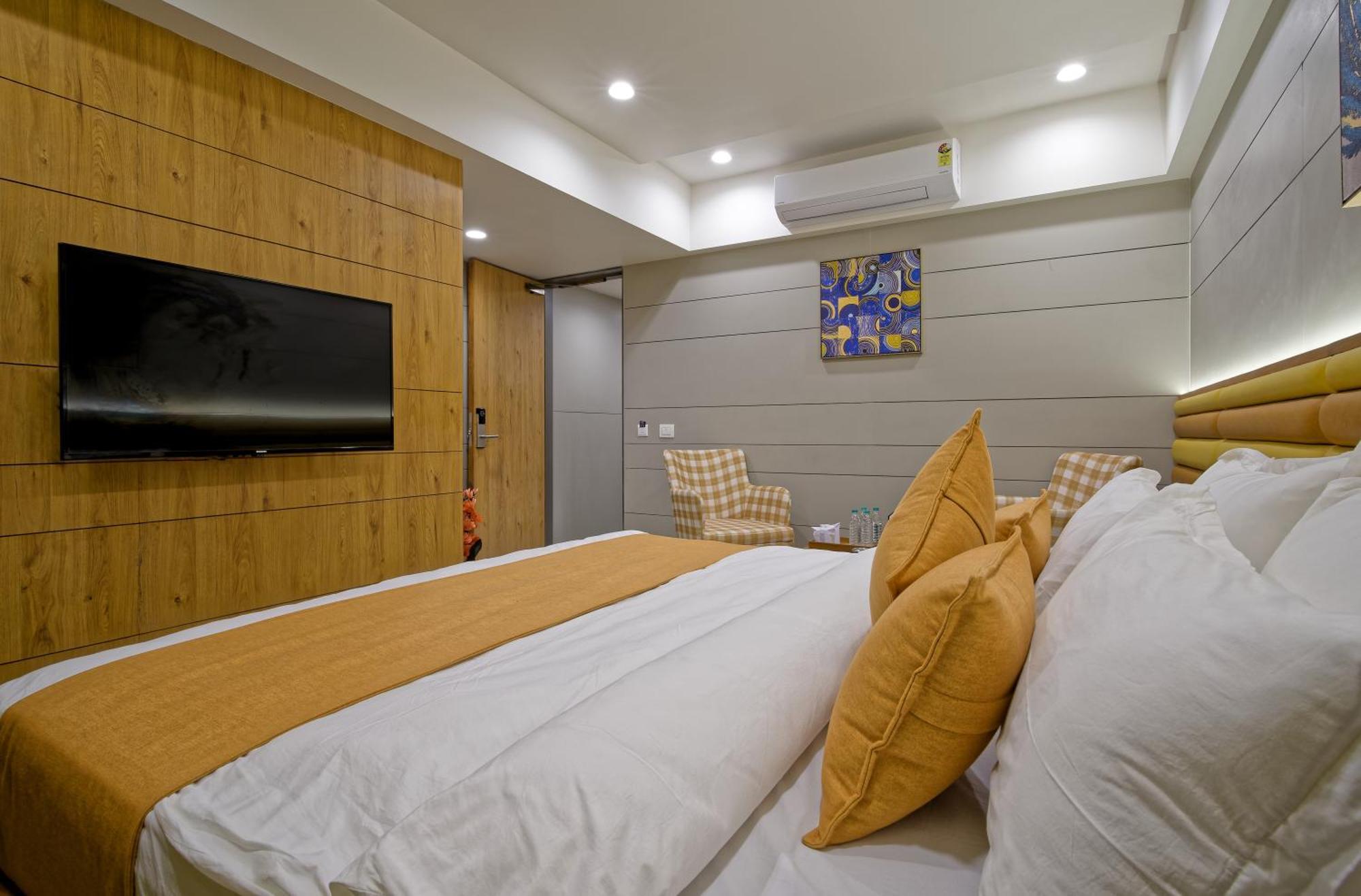 Hotel Lake Point Αχμπανταμπάντ Εξωτερικό φωτογραφία