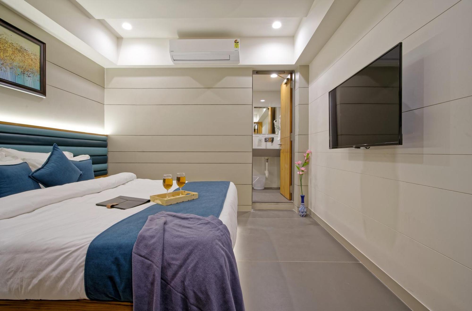 Hotel Lake Point Αχμπανταμπάντ Εξωτερικό φωτογραφία