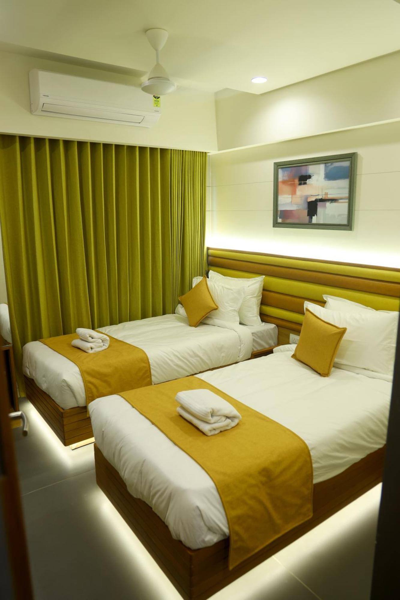 Hotel Lake Point Αχμπανταμπάντ Εξωτερικό φωτογραφία