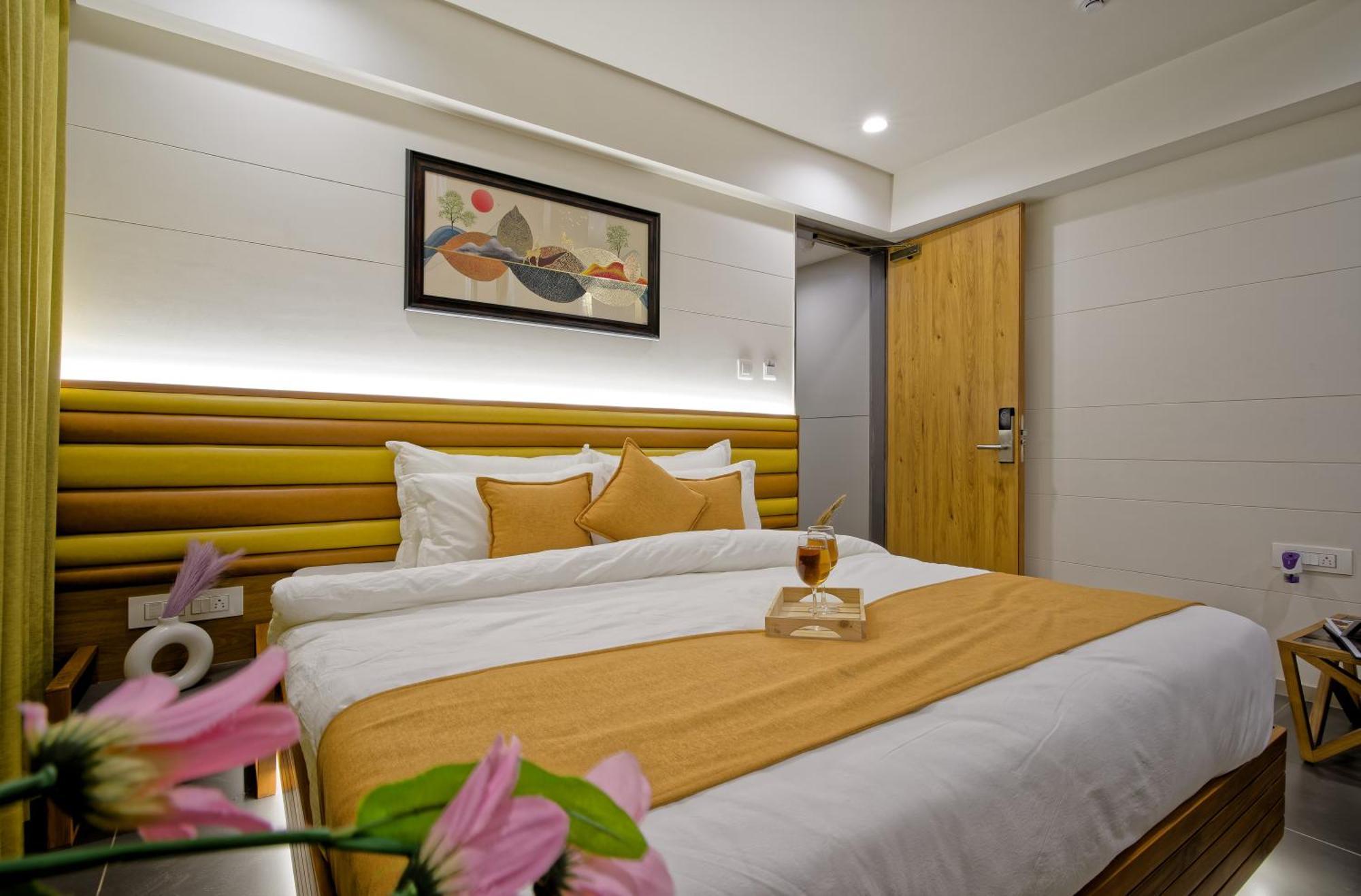 Hotel Lake Point Αχμπανταμπάντ Εξωτερικό φωτογραφία