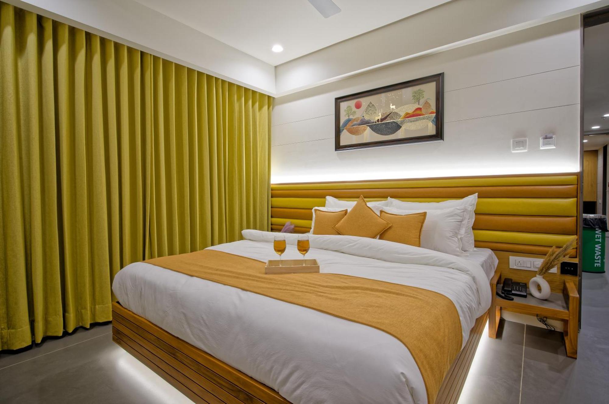 Hotel Lake Point Αχμπανταμπάντ Εξωτερικό φωτογραφία