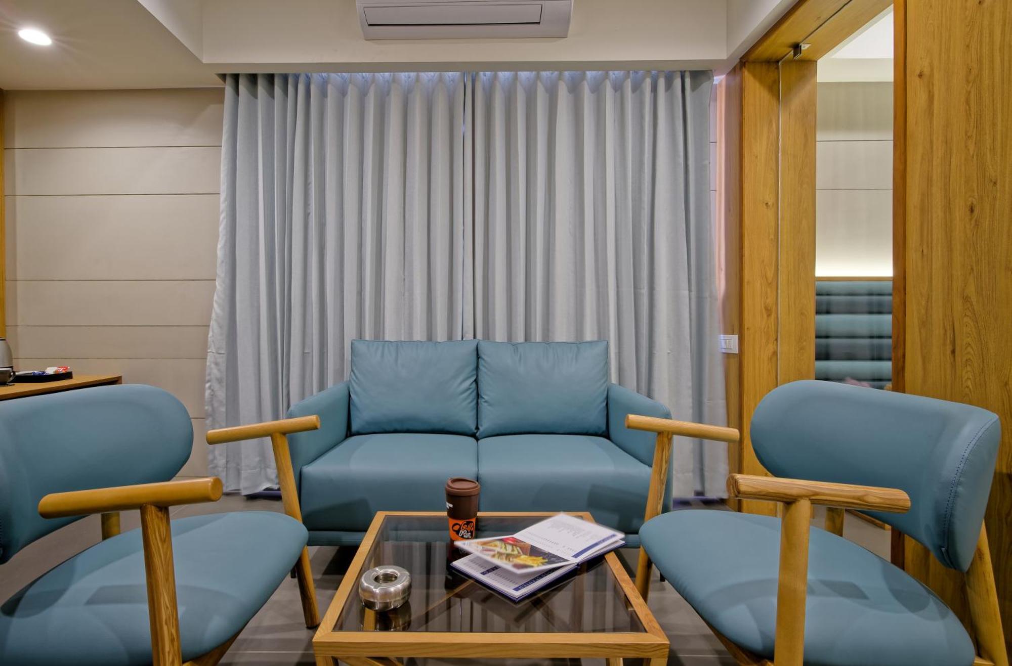 Hotel Lake Point Αχμπανταμπάντ Εξωτερικό φωτογραφία