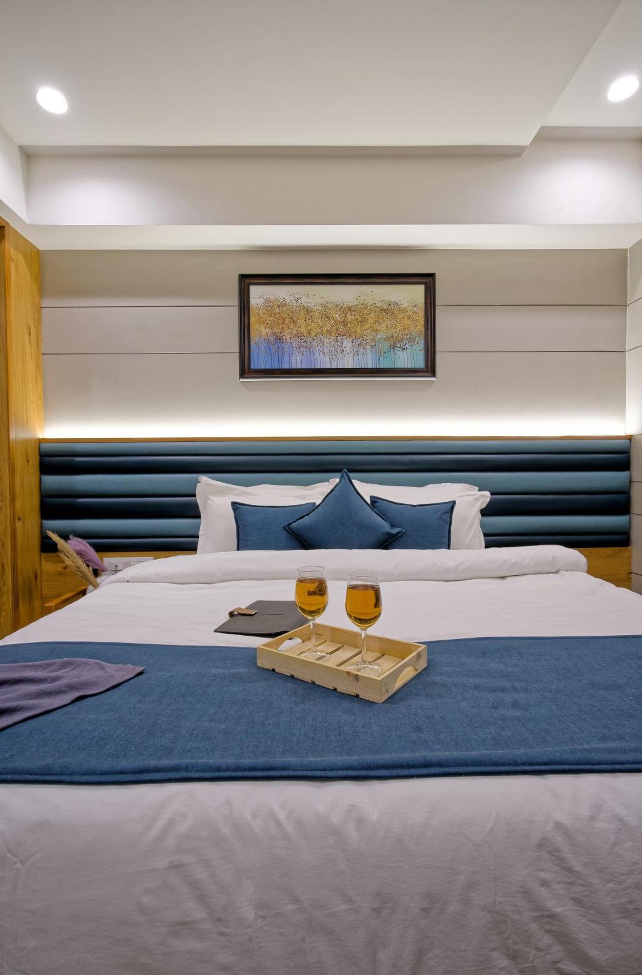 Hotel Lake Point Αχμπανταμπάντ Εξωτερικό φωτογραφία