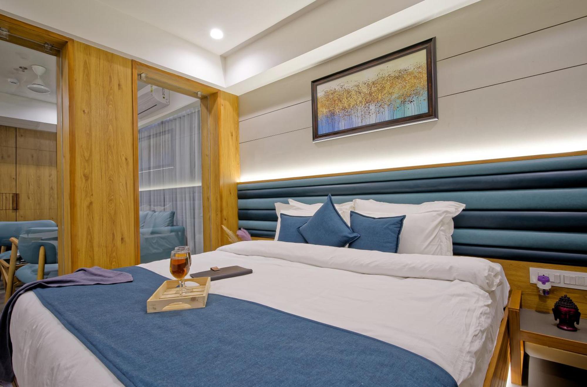 Hotel Lake Point Αχμπανταμπάντ Εξωτερικό φωτογραφία