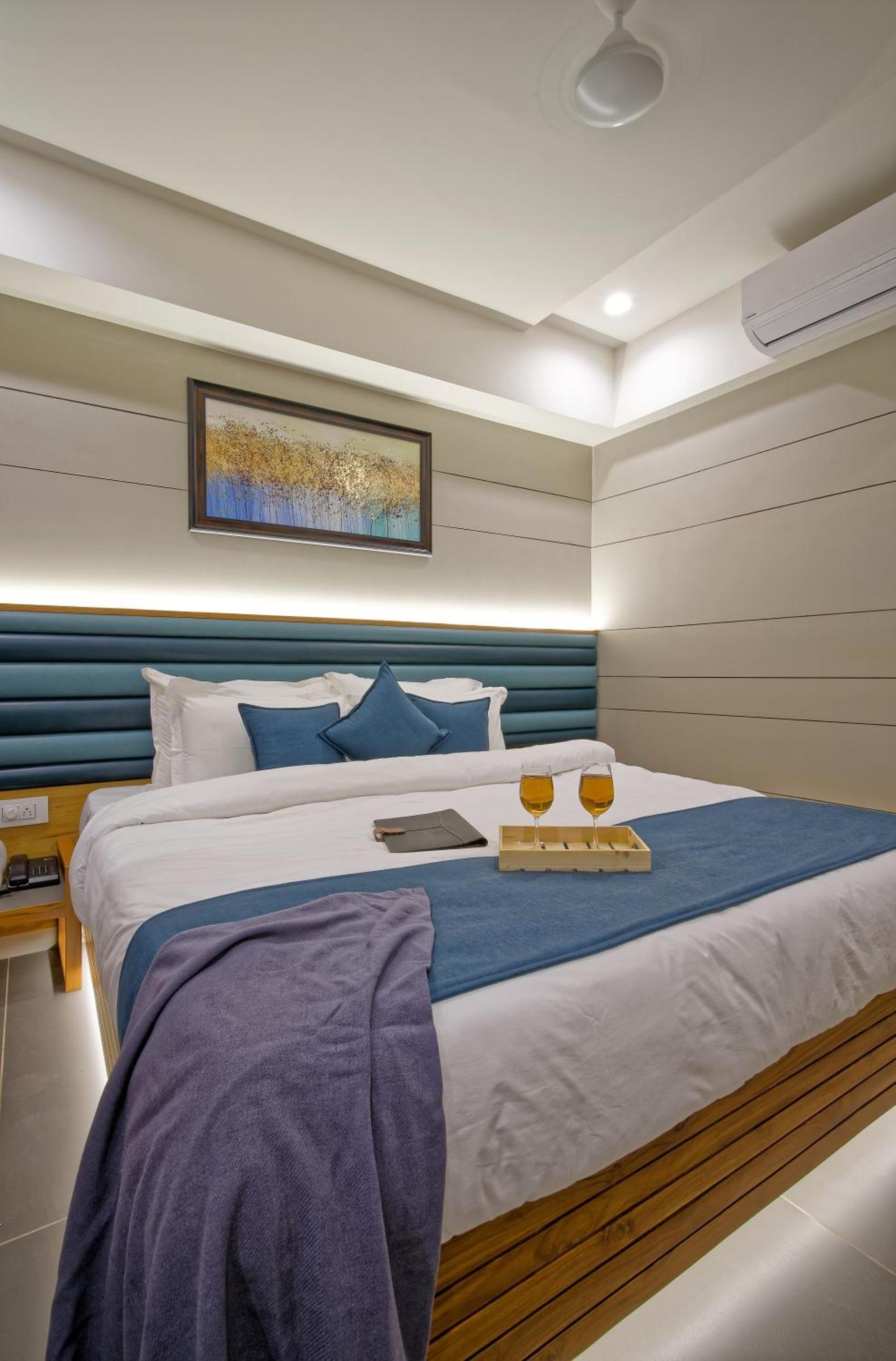Hotel Lake Point Αχμπανταμπάντ Εξωτερικό φωτογραφία